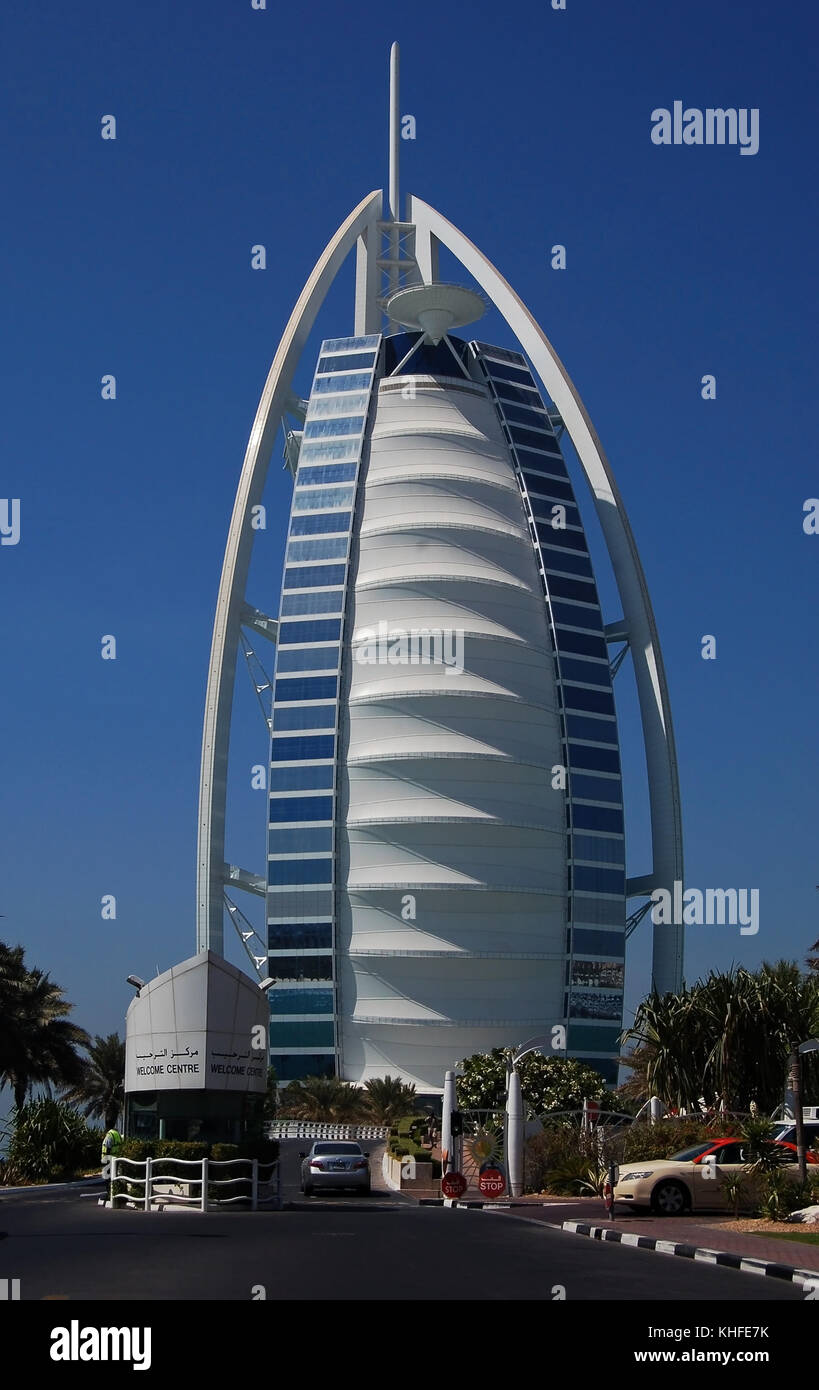 Der landseite Fassade des Burj Al Arab Hotel in Dubai Stockfoto
