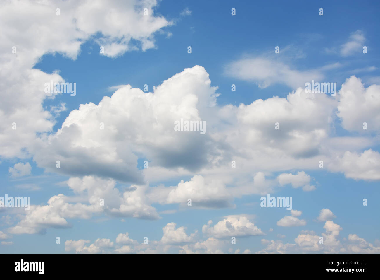 Fluffy Clouds. Hintergrund Stockfoto