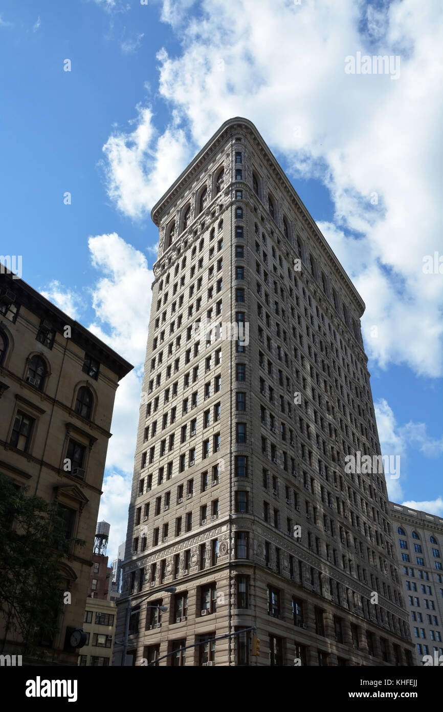 New York - August 08: Flat Iron Building Fassade am August 08, 2013. Im Jahr 1902 abgeschlossen wurde, gilt es als eines der ersten Wolkenkratzer, der je gebaut wurde. Stockfoto