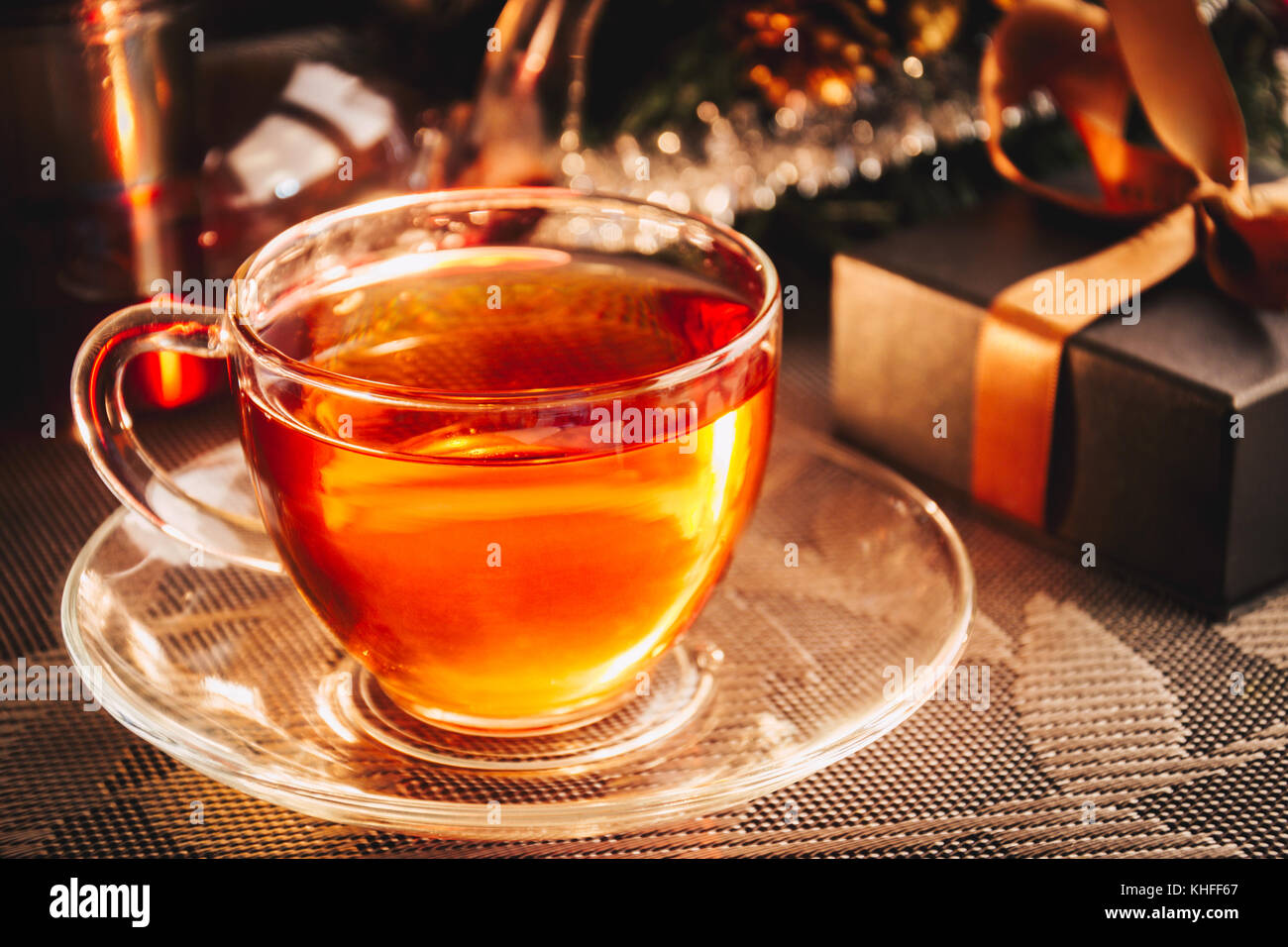 Tasse heißen Kaffee und kleines Geschenk Box in der Nähe von Weihnachten Baum. Geist der Weihnacht Stockfoto