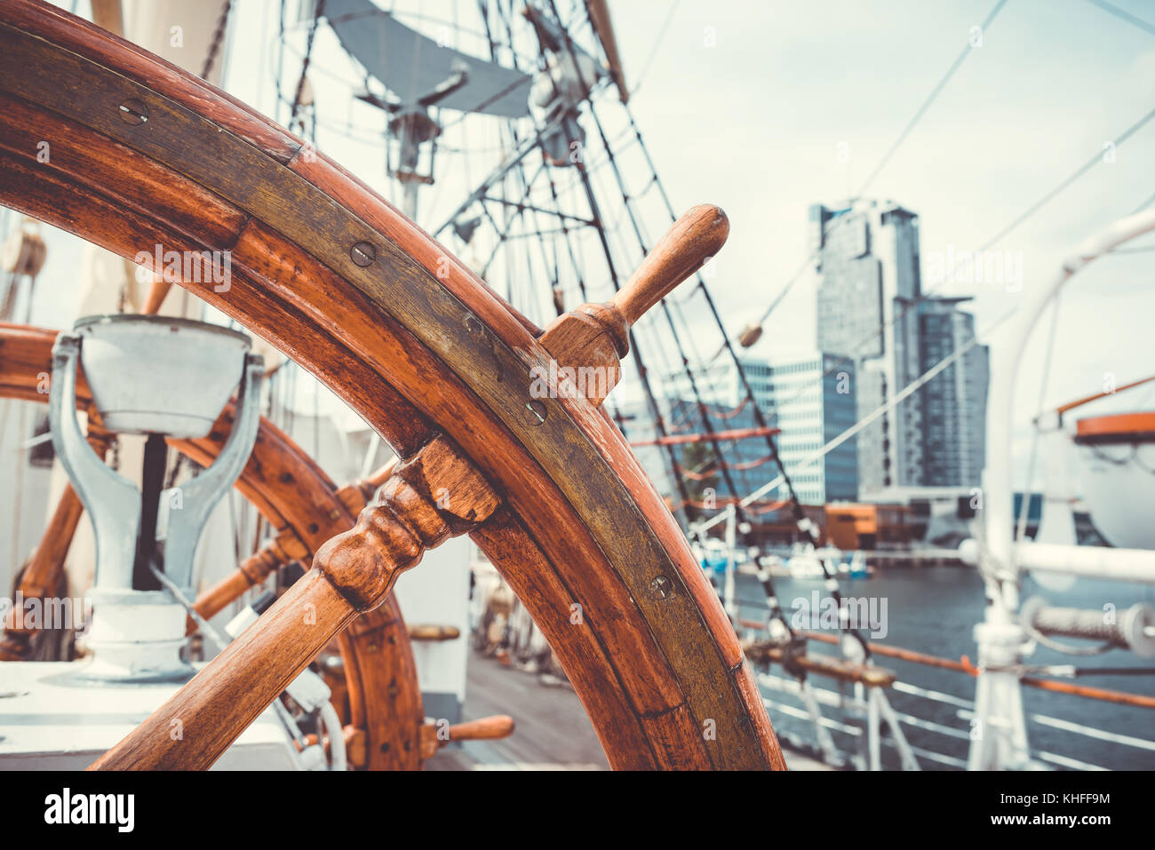 Holz- Lenkrad auf Segelschiff; Schiff in der Stadt Bucht; Vintage Foto Stockfoto