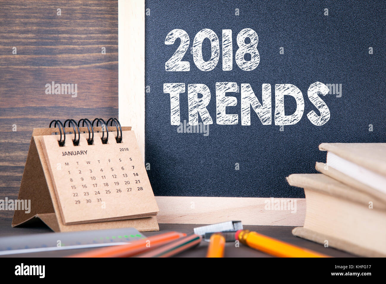 2018 Trends. Papier Kalender und Schwarzen Brettes auf einem Holztisch Stockfoto