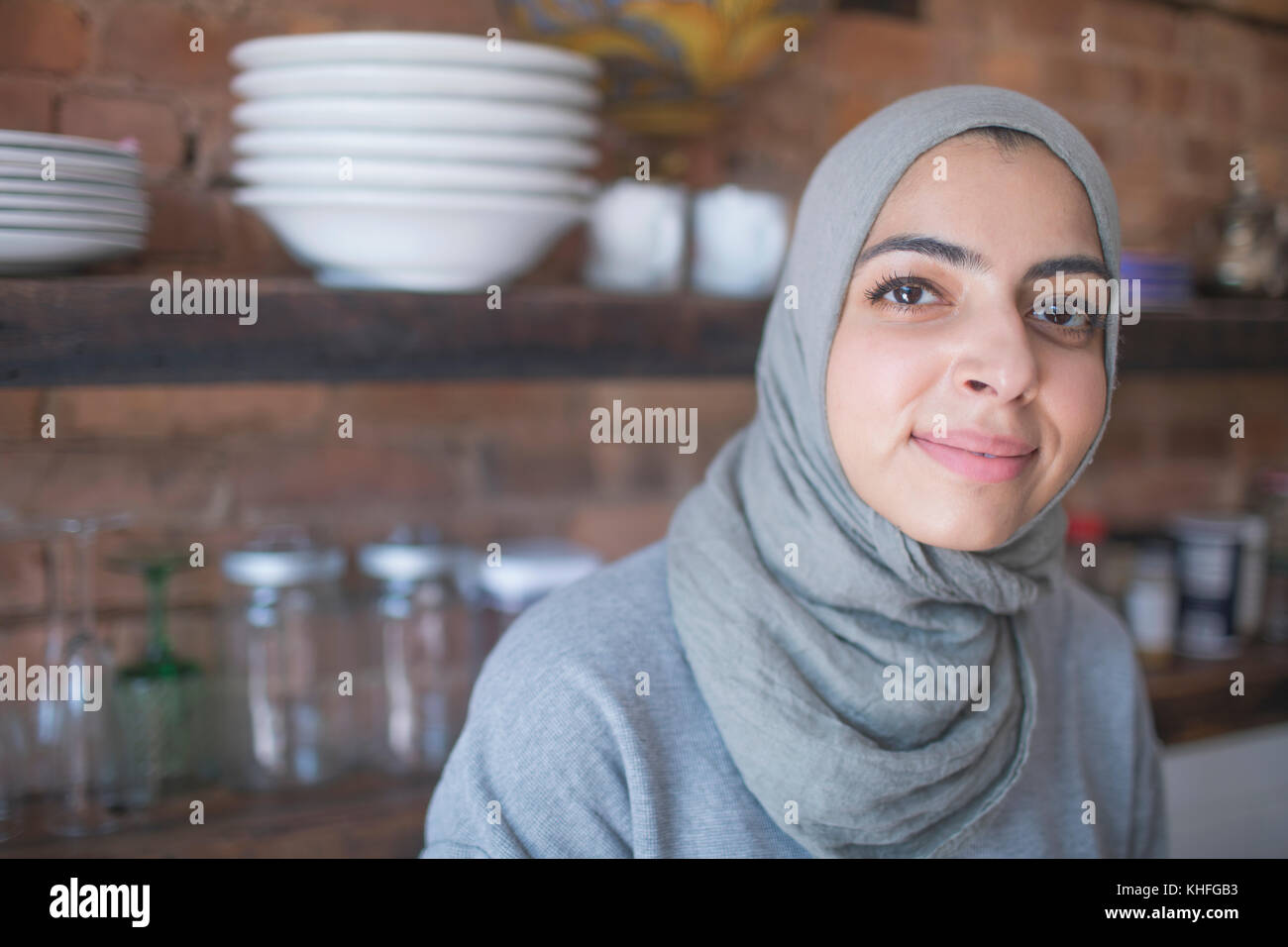 Muslimische Geschäftsfrau Tragen eines hijab in Ihrer Küche Stockfoto