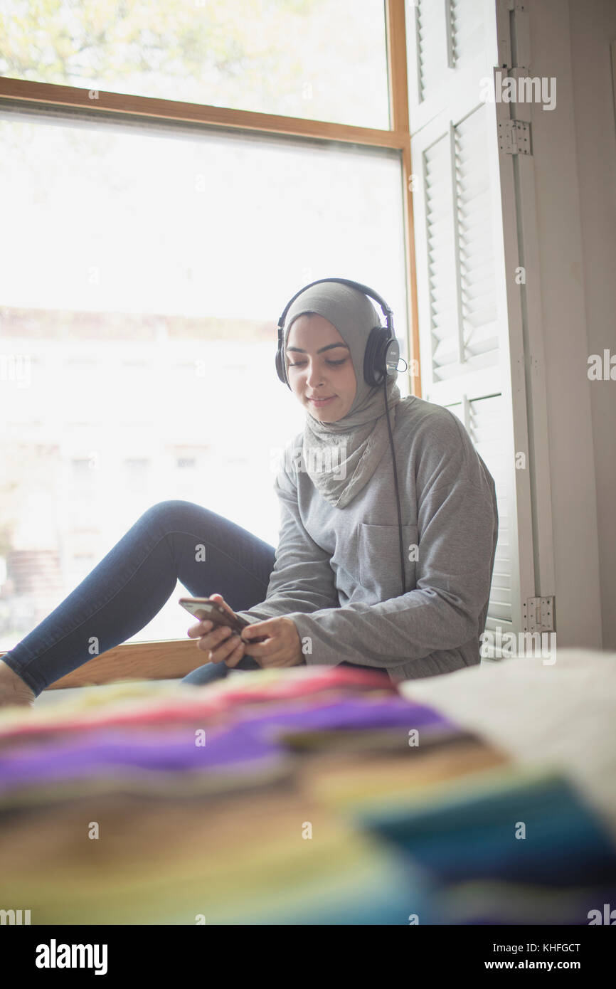 Muslimische Frau das Tragen eines hijab Musik hören Stockfoto