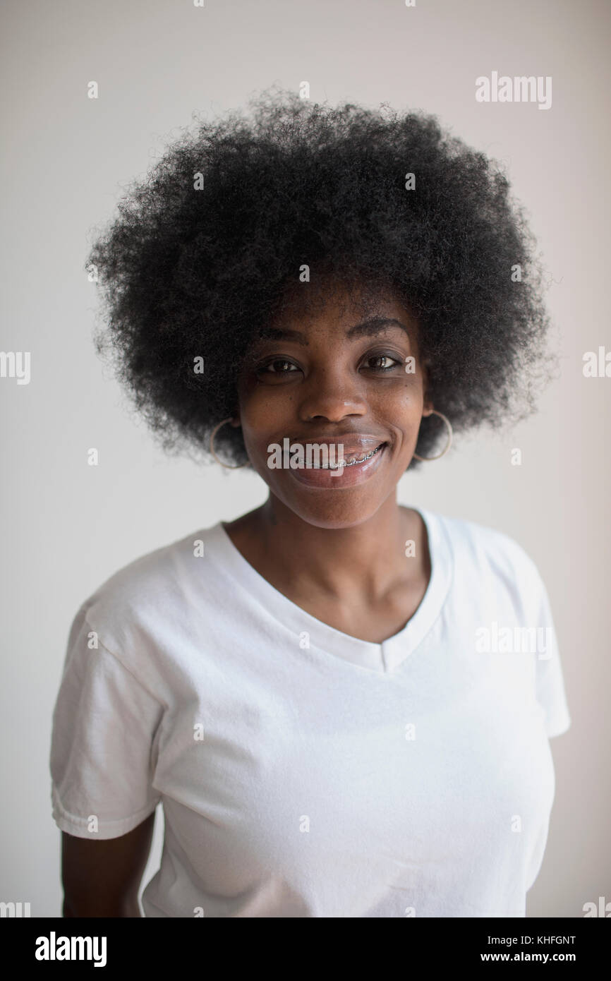 Portrait von Frau mit einem afro Stockfoto