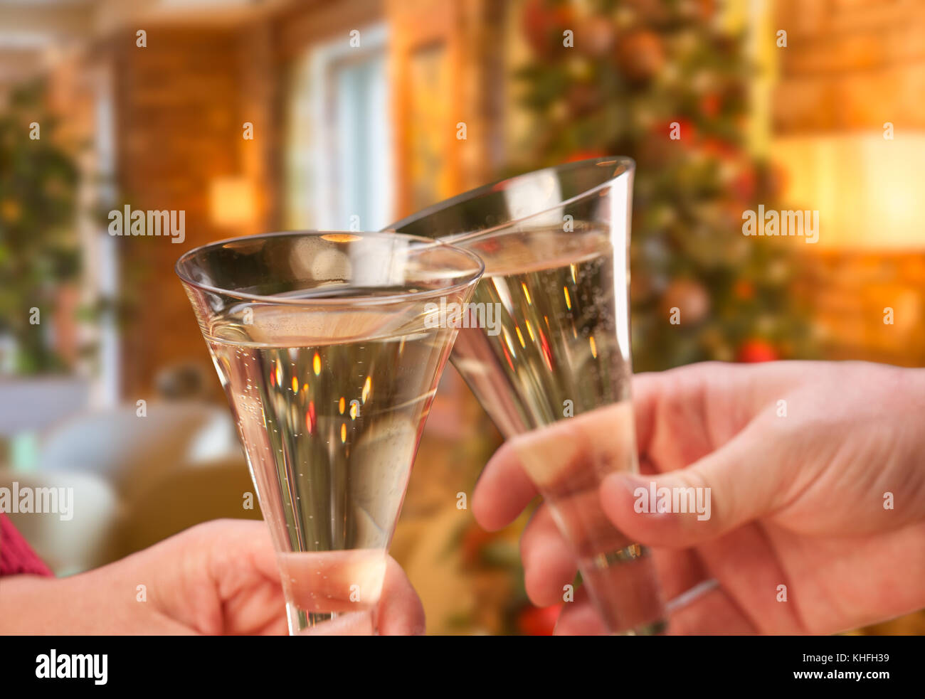 Mann und Frau toasten Champagner vor der Einrichtung und Beleuchtung. Stockfoto