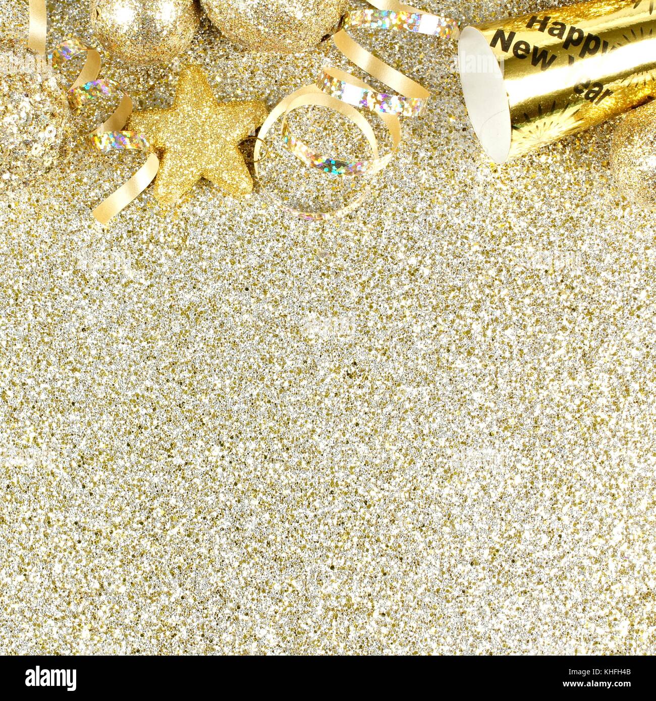 Silvester in der oberen Umrandung der Streamer und Dekorationen über eine glitzernde Gold Hintergrund. Platz Orientierung. Stockfoto
