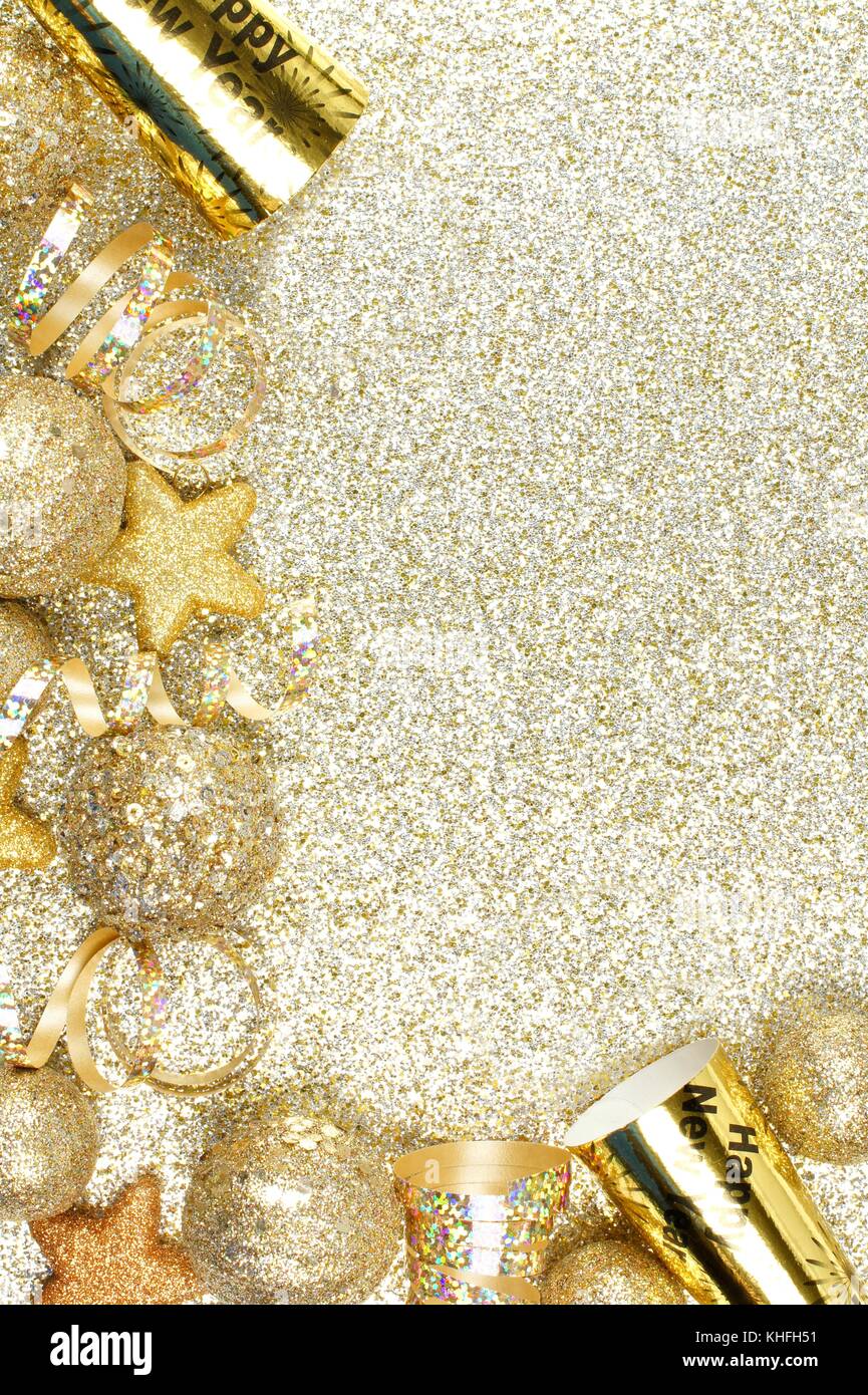 Silvester Ecke Grenze von luftschlangen und Dekorationen über eine glitzernde Gold Hintergrund Stockfoto