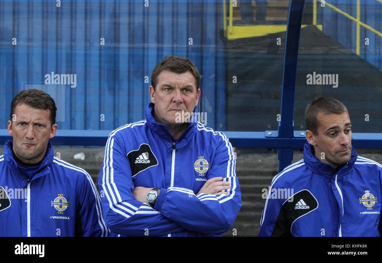 Tommy Wright (Mitte) im Windsor Park von Belfast. Nordirland gegen Finnland, 15. August 2012. Wright wurde die Nordirland Torwarttrainer unter Michael O'Neill. Auf der linken Seite ist Billy McKinley Wer war O'Neill's dann Trainer, und rechts ist David Currie, Leiter der Internationalen Verwaltung auf der IFA. Stockfoto