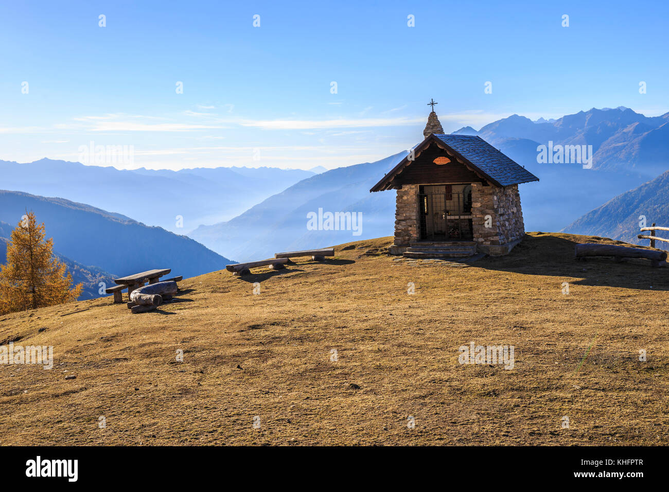 Kirche auf den Bergen von Valtellina, Italien Stockfoto