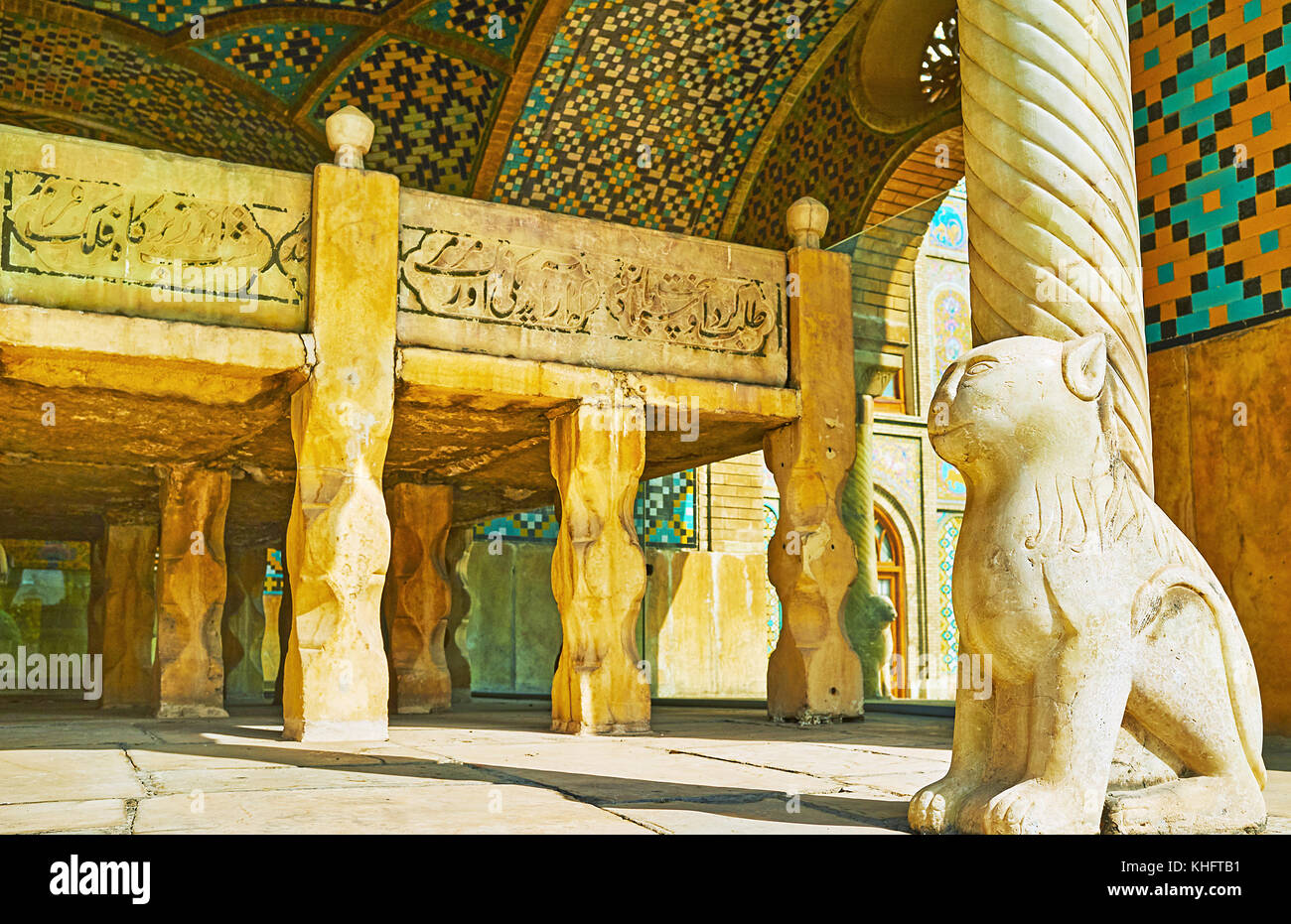 Teheran, Iran - Oktober 11, 2017: Die kleine Marmor Thron hinter Skulptur des Löwen im Karim khani Nook, dekoriert mit Steinmetzarbeiten und calligraph Stockfoto