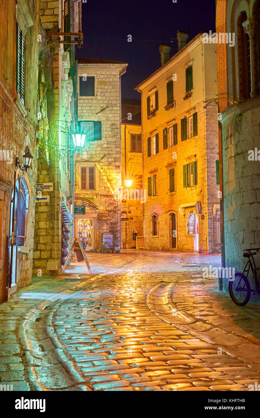 Kotor Straße am Abend, Montenegro Stockfoto