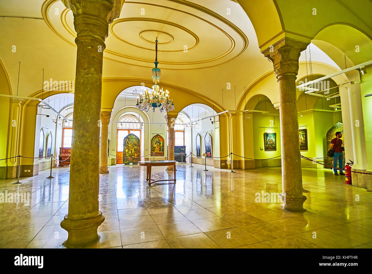 Teheran, Iran - Oktober 11, 2017: Innenraum des iranischen Museum der Schönen Künste Golestan Palast, beherbergt es in neggar - khaneh und umfasst Gemälde von Pro Stockfoto