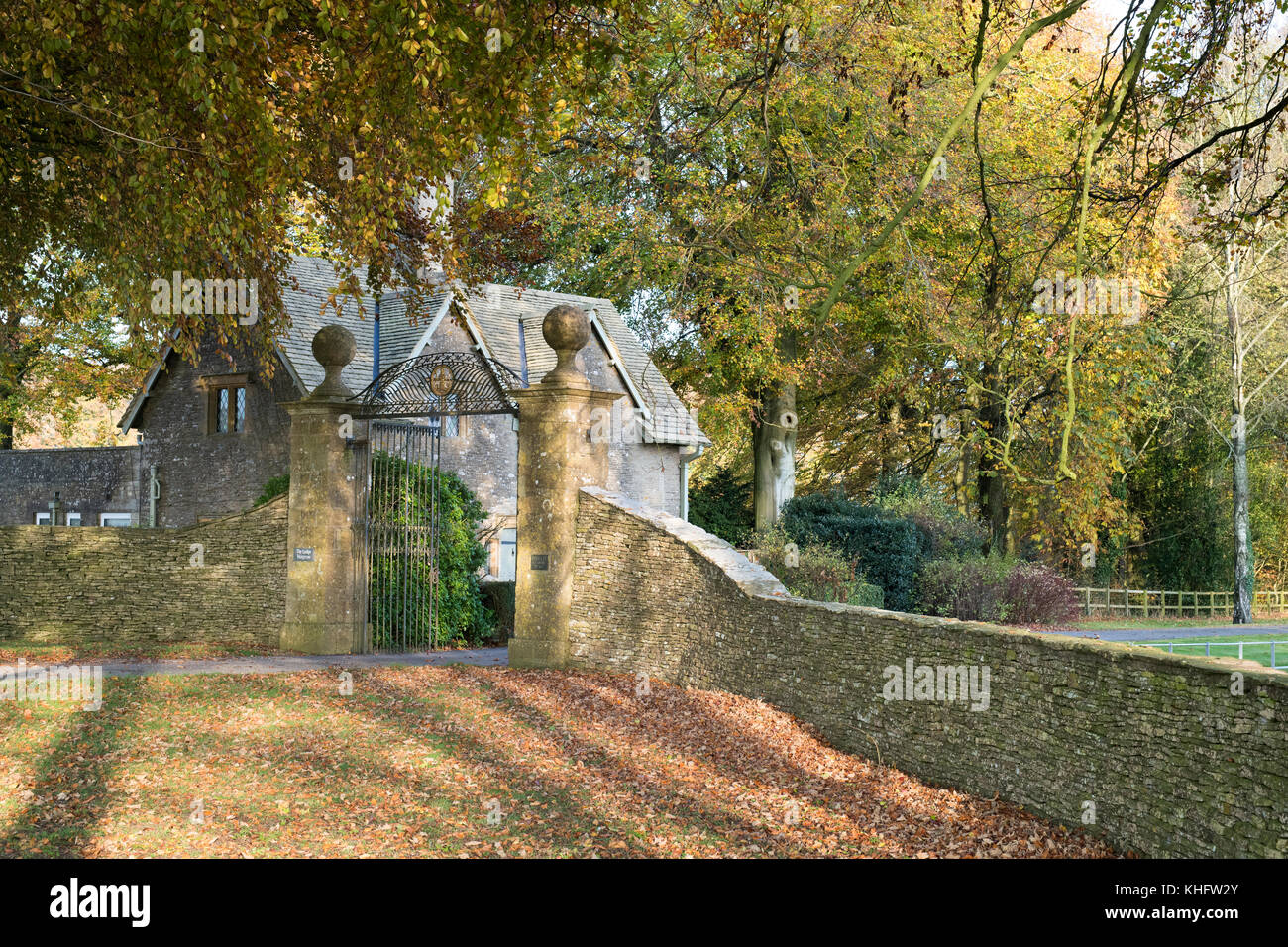 Notgrove Manor Eingang und Gate House im Herbst. Notgrove, Cotswolds, Gloucestershire, England Stockfoto