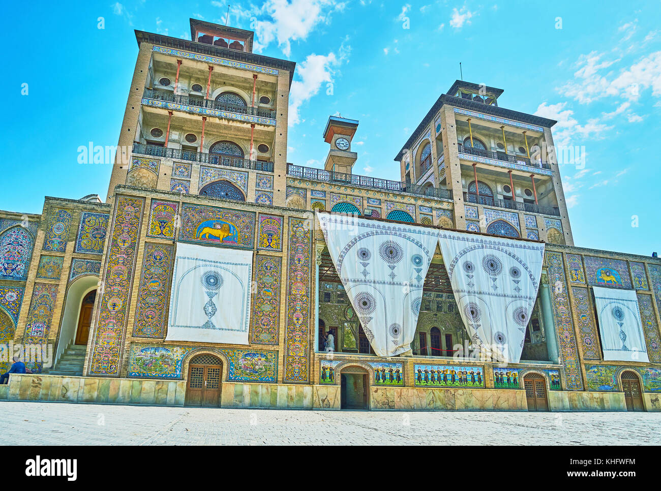 Teheran, Iran - Oktober 11, 2017: die Fassade der shams-ol-emareh (Gebäude der Sonne) der Golestan Palast mit zwei identischen Türmen, Clock Tower in der middl Stockfoto