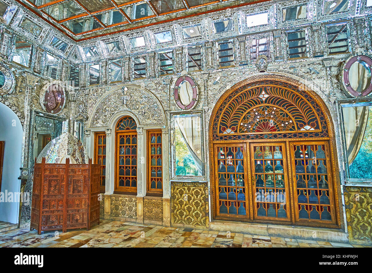 Teheran, Iran - Oktober 11, 2017: Das Gebäude der Sonne (shams-ol-emareh) Der golestan Palace verfügt über schöne Spiegel Terrasse, im traditionellen dekoriert Pro Stockfoto
