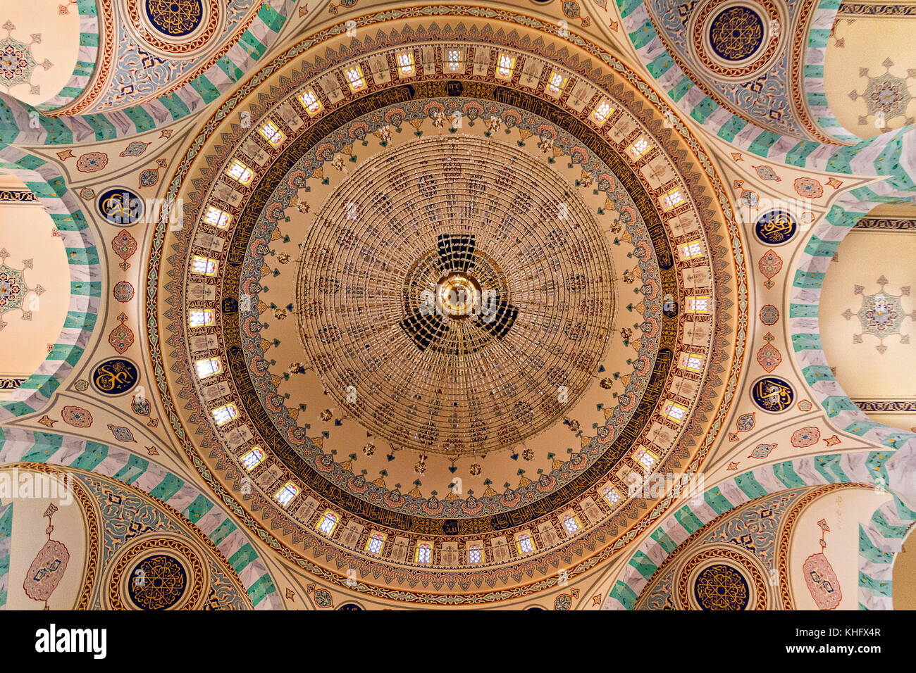 Blick über den Kronleuchter und Kuppel der Moschee des Propheten, der von innen, auch bekannt als Moschee von eyup, in Sanliurfa, Türkei. Stockfoto