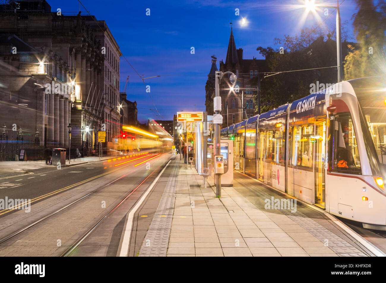 Straßenbahnhaltestelle in St Andrew Square, Edinburgh, Schottland. UK Stockfoto