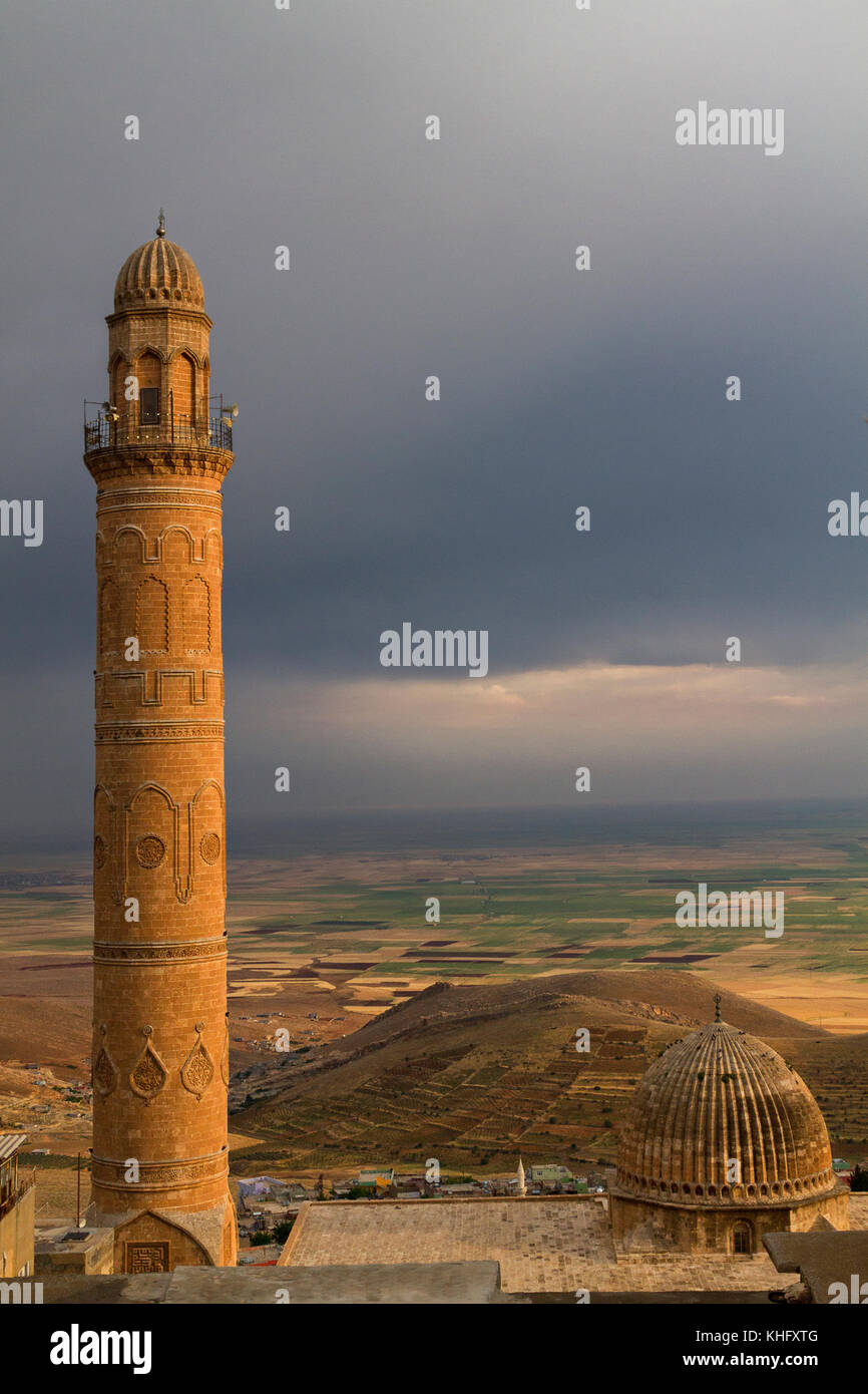 Minarett der Großen Moschee auch bekannt als Ulu Cami mit mesopotamischen Tiefebene im Hintergrund, mardin, Türkei. Stockfoto