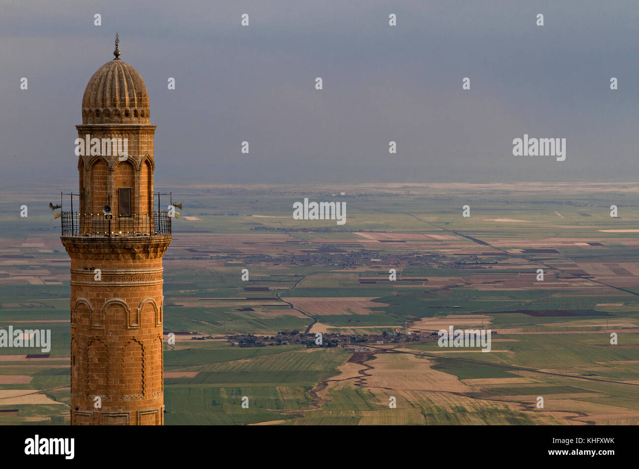 Minarett der Großen Moschee Ulu Cami bekannt auch als mit mesopotamischen Tiefebene im Hintergrund, Mardin, Türkei. Stockfoto
