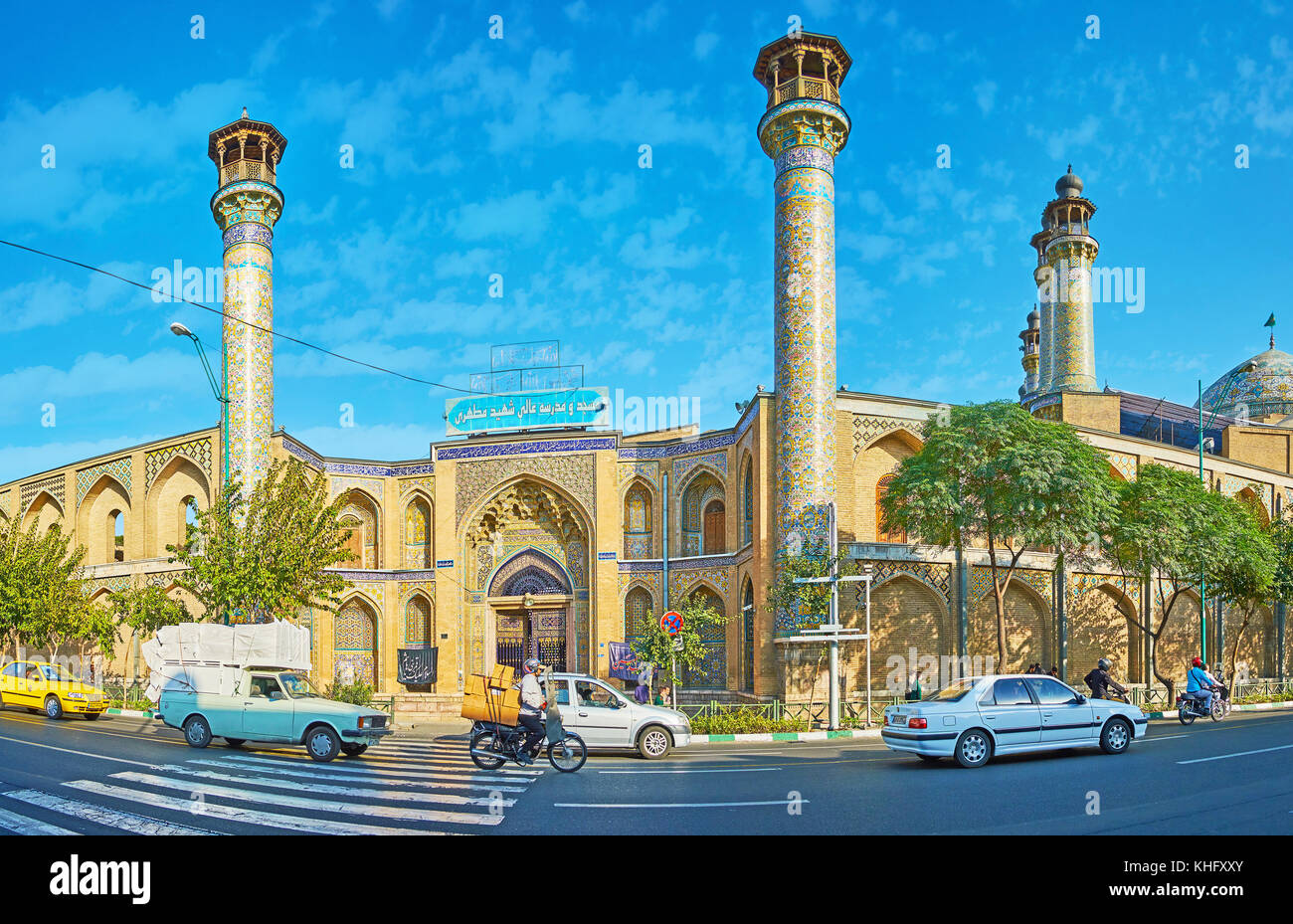 Teheran, Iran - Oktober 11, 2017: Panorama der Ensemble von Shahid motahari (sepahsalar) Moschee mit zahlreichen Minaretten, geschnitzte Eingangstor und rich t Stockfoto