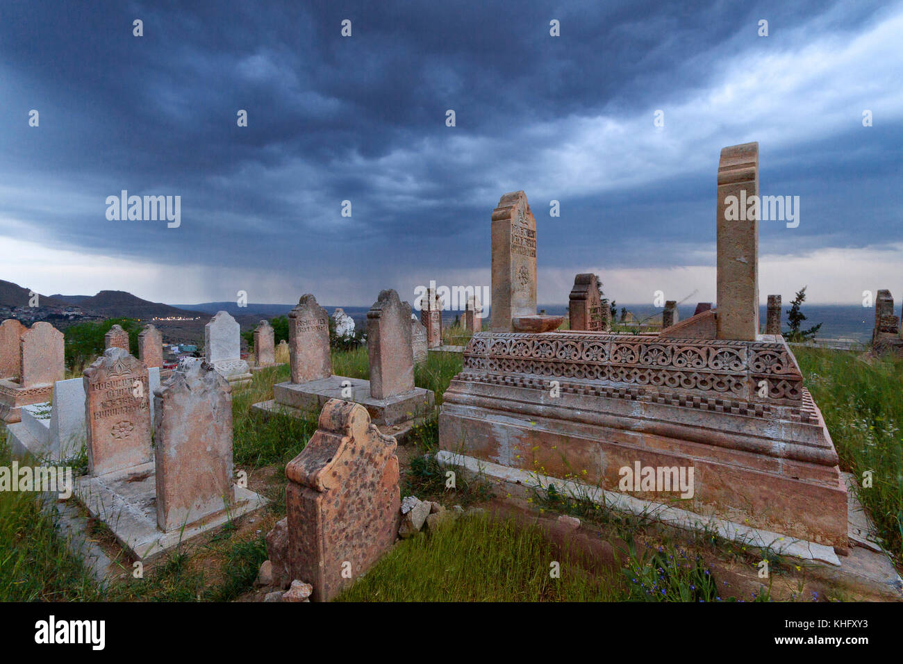 Antiker muslimischer Friedhof an einem stürmischen Tag in Mardin, Türkei. Stockfoto