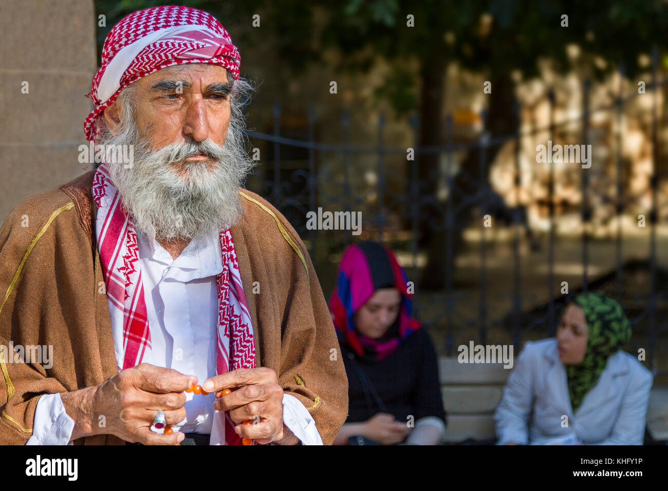 Der einheimische Mann in traditionellen Kleidern spielt mit seinen Gebetsperlen in Sanliurfa, Türkei Stockfoto