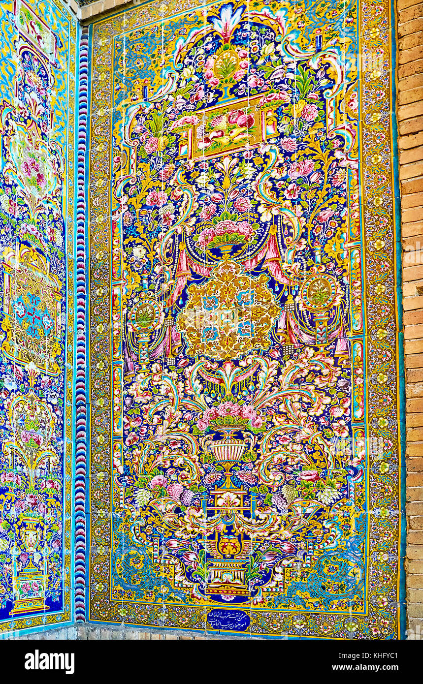 Die malerische Fliesen- Panel der motahari sepahsalar (shahid) Moschee ist mit floralen Motiven, Teheran, Iran eingerichtet. Stockfoto