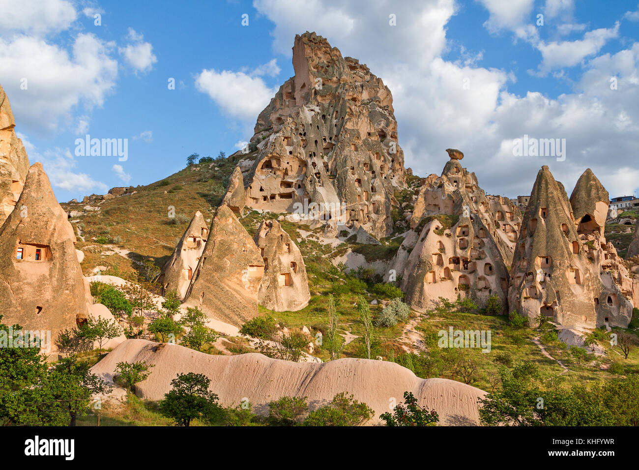 Felsformationen in der Stadt von Uchisar, Kappadokien, Türkei Stockfoto