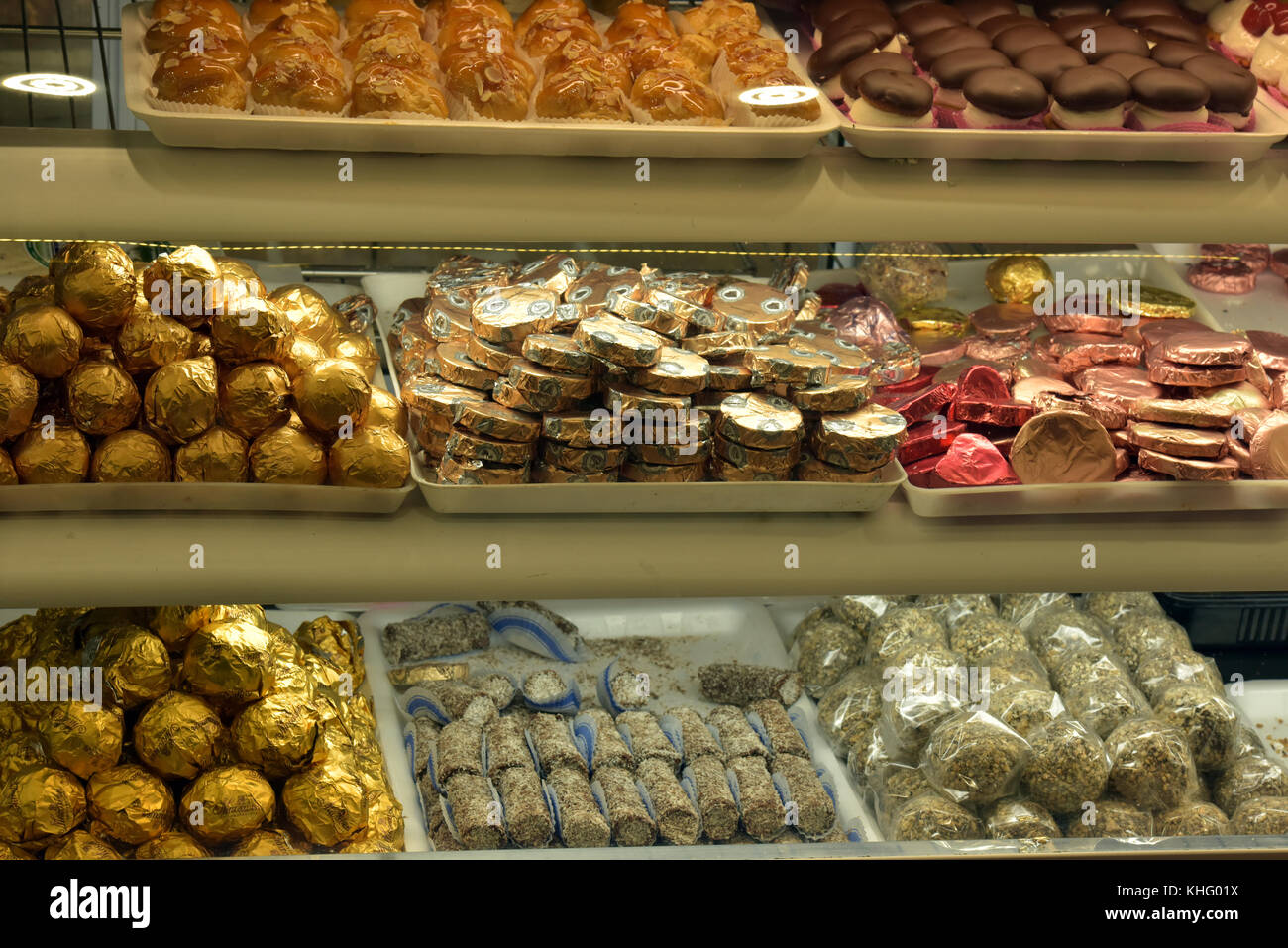 Lecker und verlockend, Kekse, Kuchen und Süßwaren für den Verkauf in einem griechischen Bäcker Shop auf der Insel Korfu. Farbenfrohe Bäcker anzeigen. Stockfoto