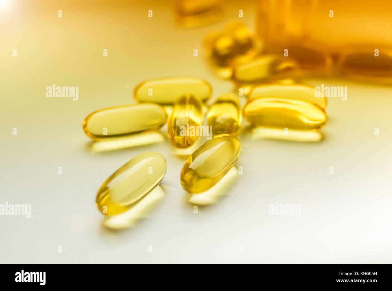 Lebertran Omega 3 Kapseln auf Weiß sonnig Hintergrund isoliert Stockfoto