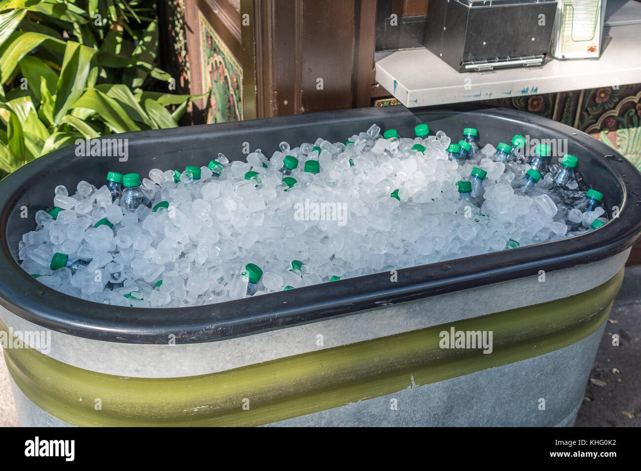 Flaschen Wasser gekühlt in Eiswürfel, Stockfoto