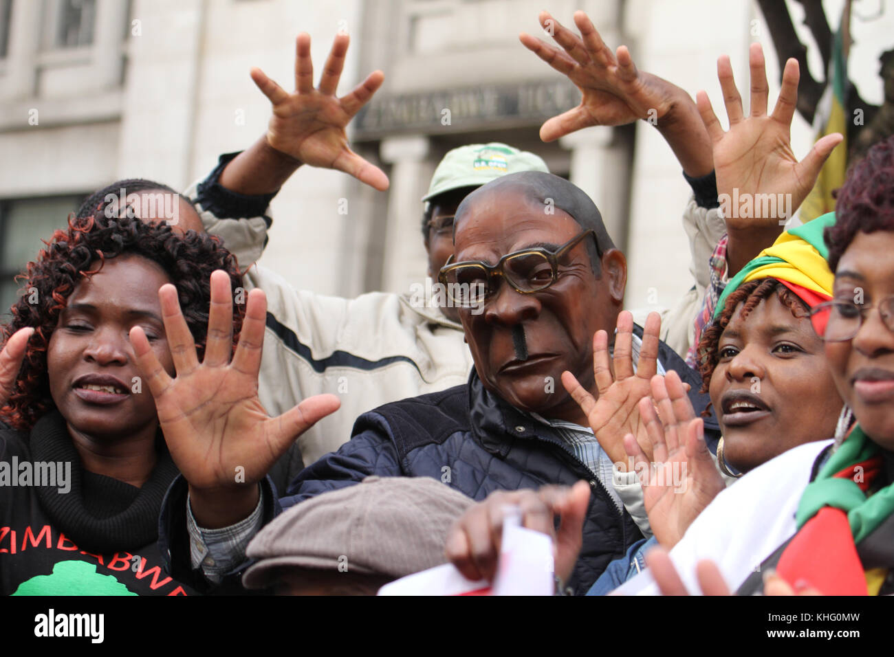 London, Großbritannien. 21. Februar 2015: ein Demonstrant mit Mugabe Maske nimmt Teil an eine Demonstration vor Simbabwe Haus in London am 91. Mugabes Geburtstag am 21. Robert Gabriel Mugabe ich Präsident von Simbabwe seit 1987, und hatte zuvor Simbabwe als Premierminister von 1980 bis 1987 geführt. Quelle: David Mbiyu/Alamy leben Nachrichten Stockfoto