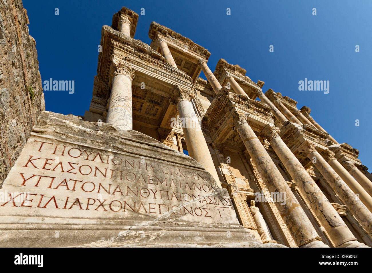 Fassade der römischen Bibliothek des Celsus und griechischen Inschriften in den Ruinen von Ephesus, Türkei. Stockfoto