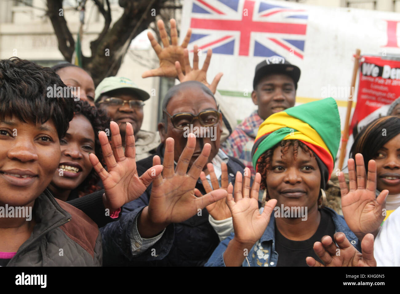 London, Großbritannien. 21. Februar 2015: ein Demonstrant mit Mugabe Maske nimmt Teil an eine Demonstration vor Simbabwe Haus in London am 91. Mugabes Geburtstag am 21. Robert Gabriel Mugabe ich Präsident von Simbabwe seit 1987, und hatte zuvor Simbabwe als Premierminister von 1980 bis 1987 geführt. Quelle: David Mbiyu/Alamy leben Nachrichten Stockfoto