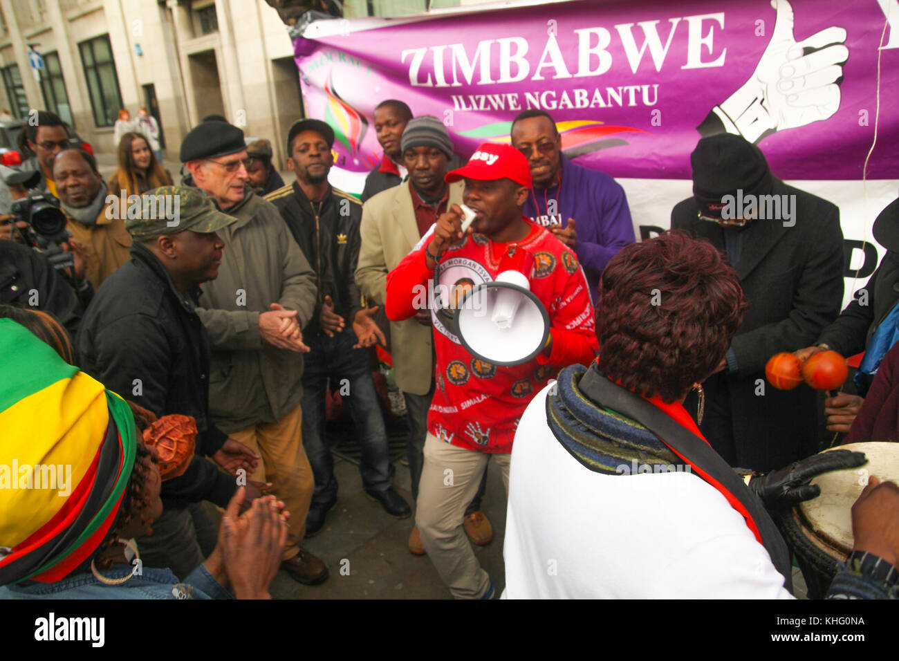 London, Großbritannien. 21. Februar 2015: Hunderte von simbabwischen Demonstranten Singen und Tanzen während einer Demonstration vor Simbabwe Haus in London am 91. Mugabes Geburtstag am 21. Robert Gabriel Mugabe ich Präsident von Simbabwe seit 1987, und hatte zuvor Simbabwe als Premierminister von 1980 bis 1987 geführt. Quelle: David Mbiyu/Alamy leben Nachrichten Stockfoto