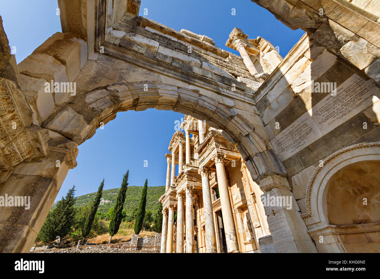 Architektur und Bögen der römischen Bibliothek des Kelsos in den Ruinen von Ephesus, Türkei. Stockfoto