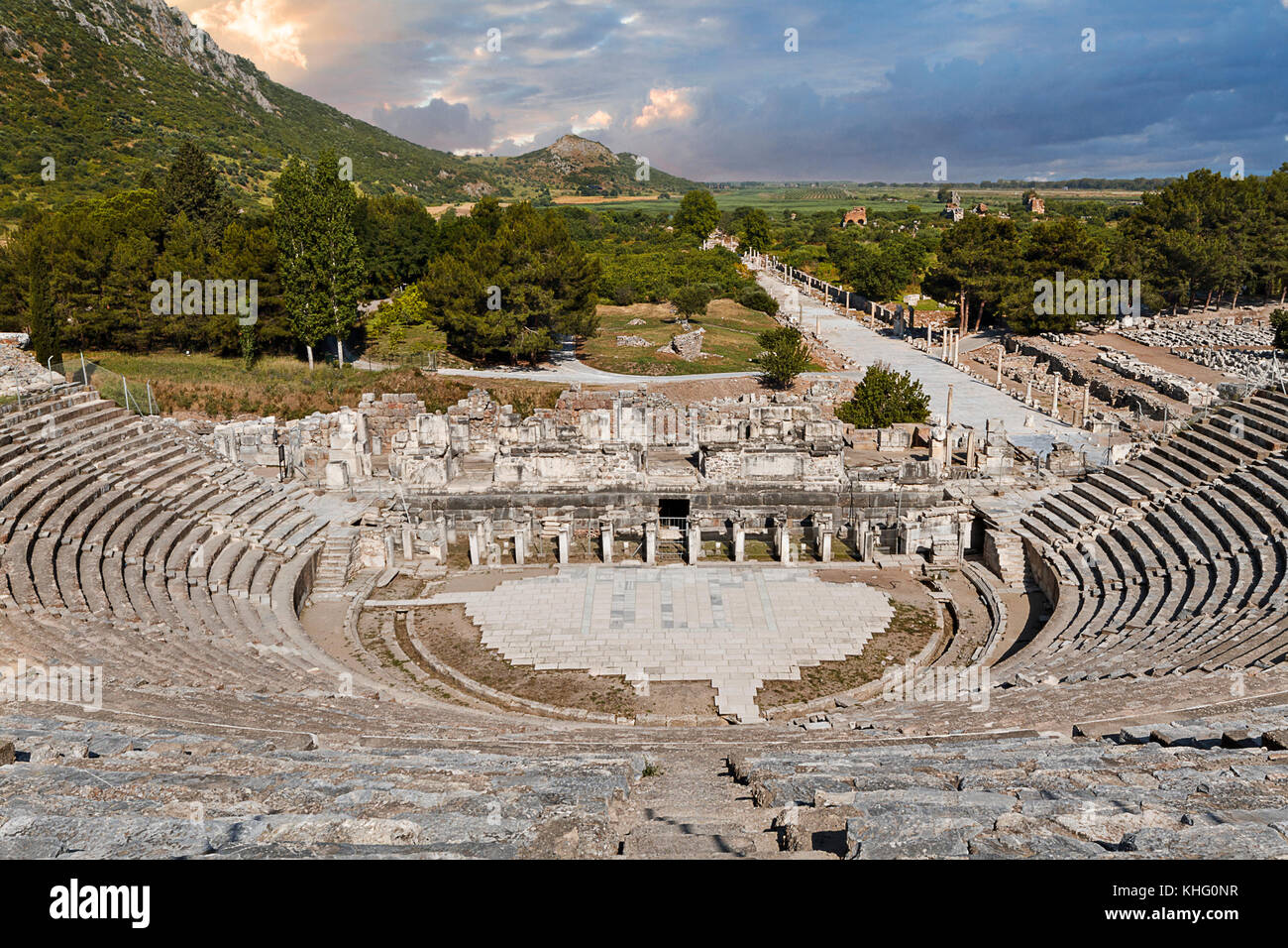 Römisches Amphitheater in Ephesus mit dramatischen Wolken, Türkei Stockfoto