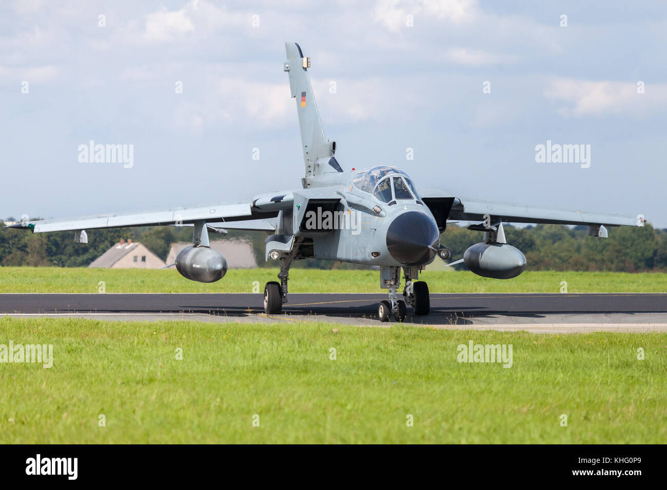Deutsche Düsenjäger Laufwerke auf Luftwaffenstützpunkt Stockfoto