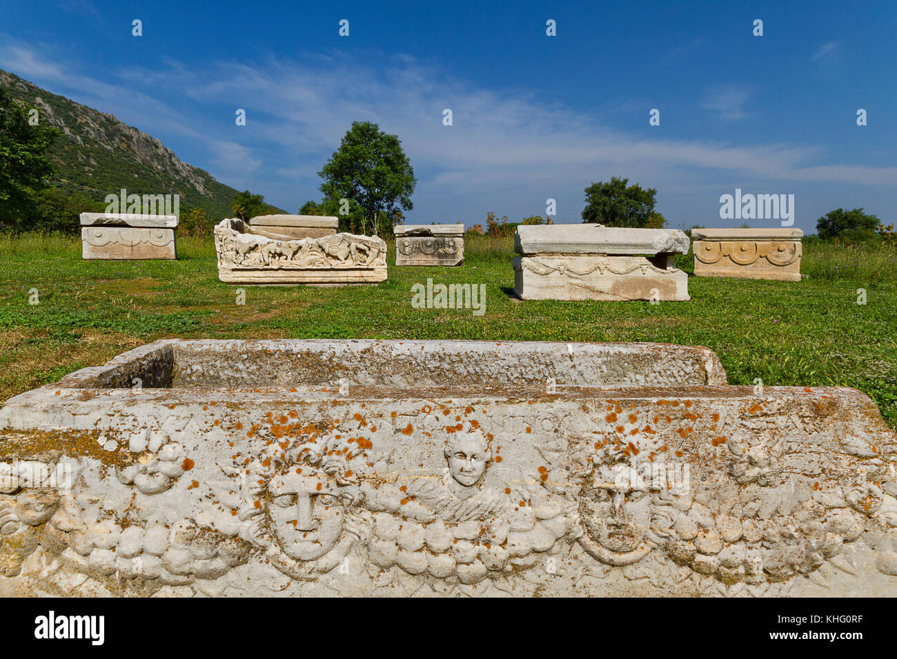 Marmorsarkophage in der Nekropole von Ephesus, Izmir, Türkei. Stockfoto
