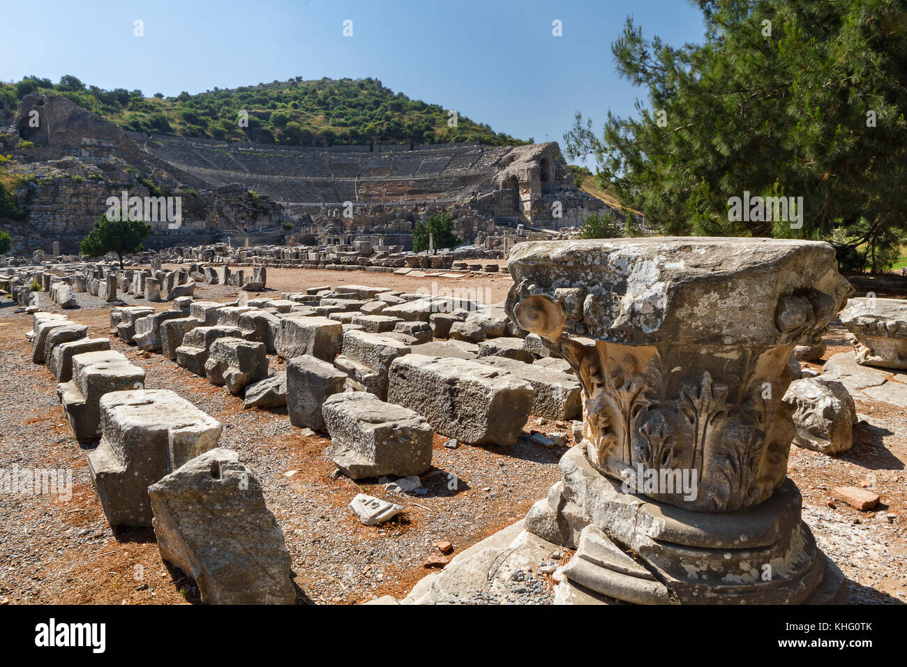 Ruinen von Ephesus und das römische Amphitheater. Stockfoto