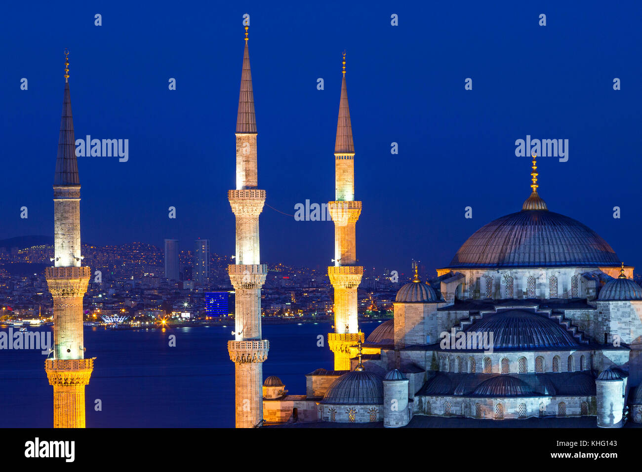 Die Blaue Moschee und die Lichter der Stadt in Istanbul, Türkei, die in der Dämmerung. Stockfoto