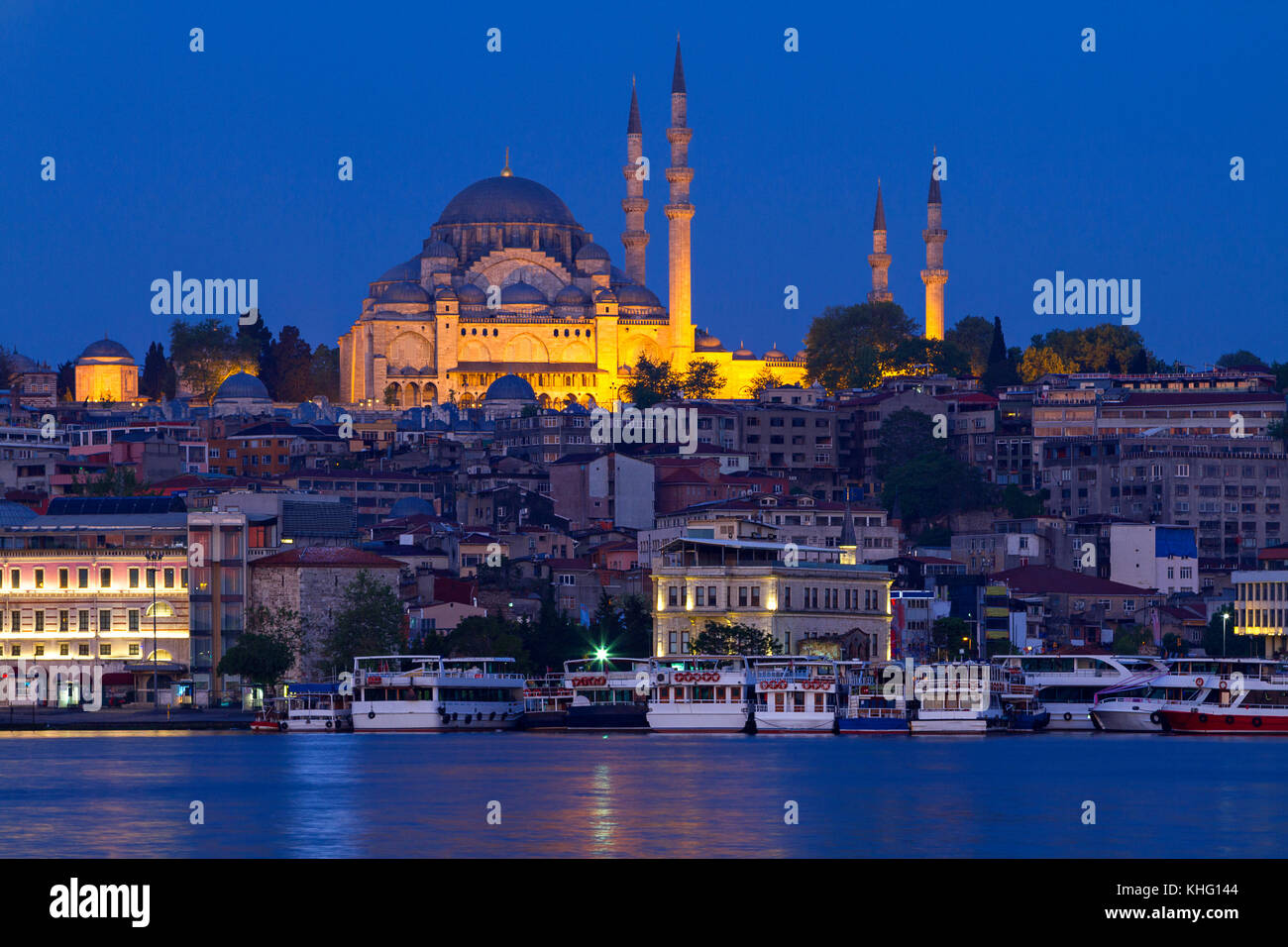 Suleymaniye Moschee und das Goldene Horn, in Istanbul, Türkei, in der Dämmerung. Stockfoto