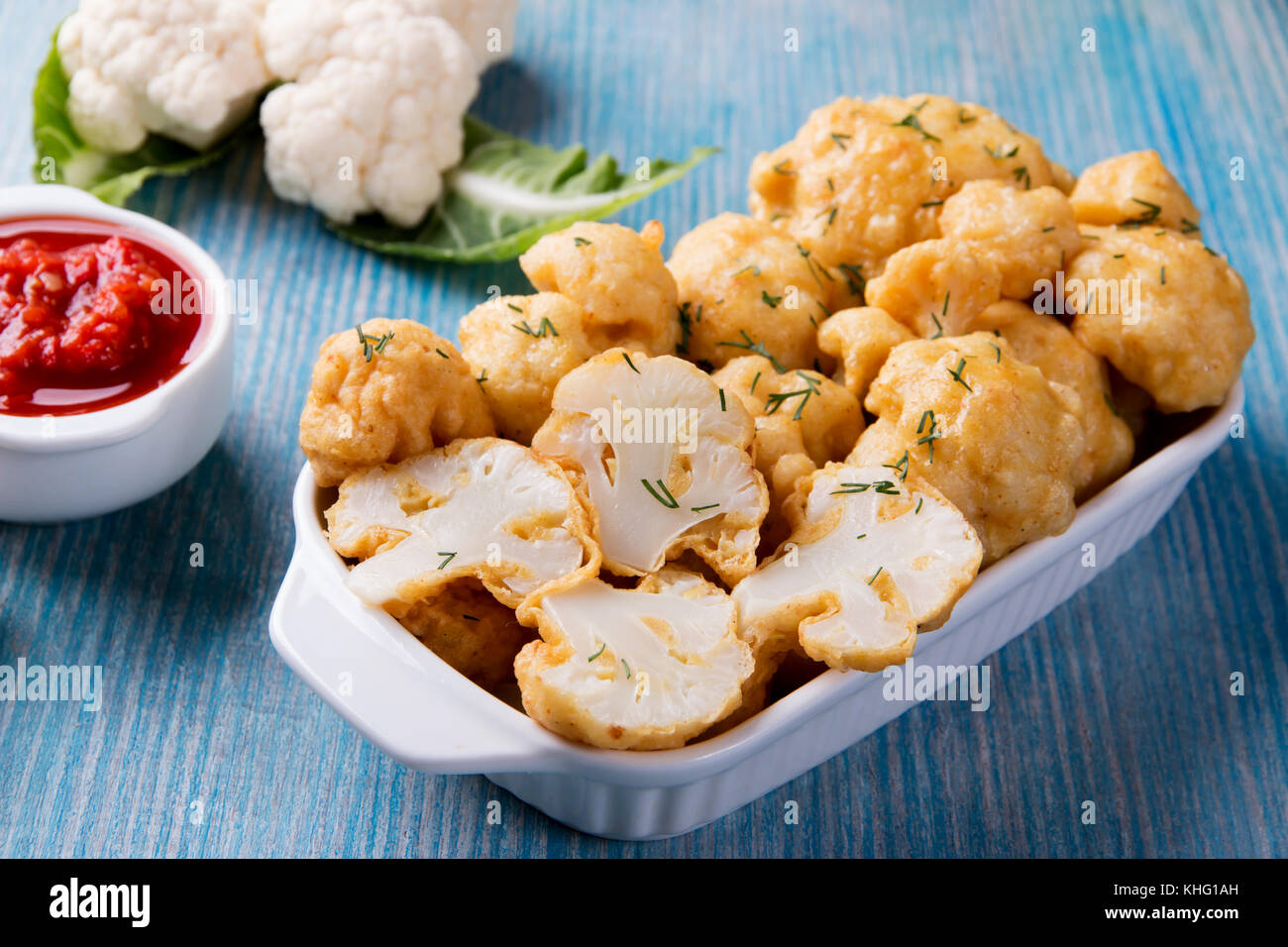 Gebratener Blumenkohl in Teig auf einer hölzernen Oberfläche Stockfoto