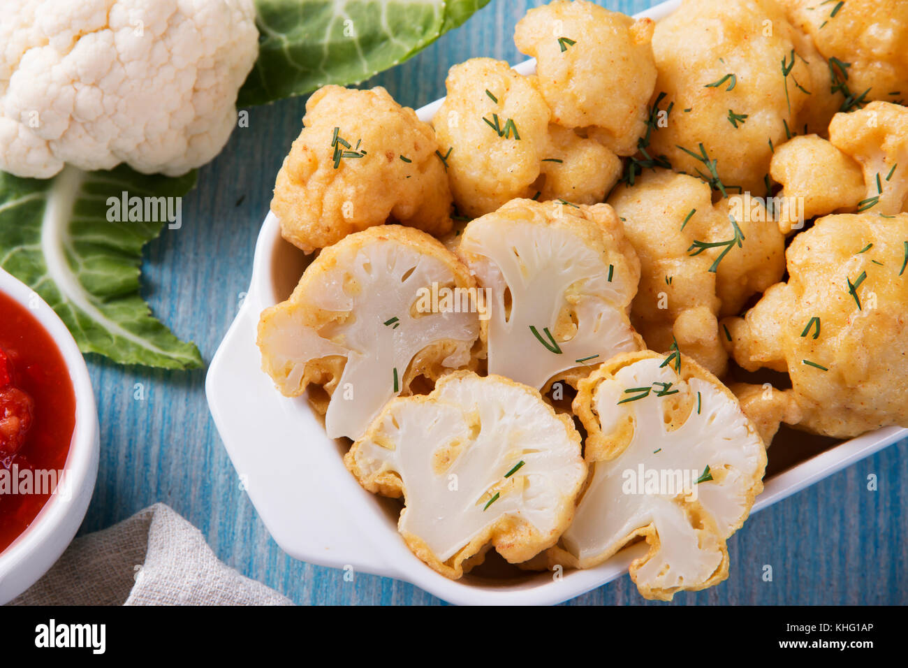 Gebratener Blumenkohl in Teig auf einer hölzernen Oberfläche Stockfoto