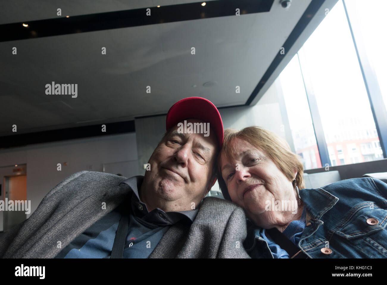 "Infamous"-Fotograf Steve skjold feiert sein 50 Jahr der Ehe mit seiner Braut Maria am Guthrie Theater. Minneapolis Minnesota mn Usa Stockfoto