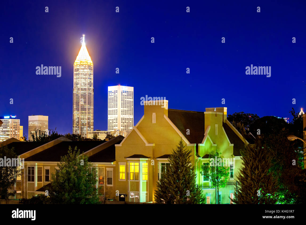 Die wunderschöne Skyline von Atlanta mit einer Reihe von Stadthäusern im Vordergrund. Stockfoto