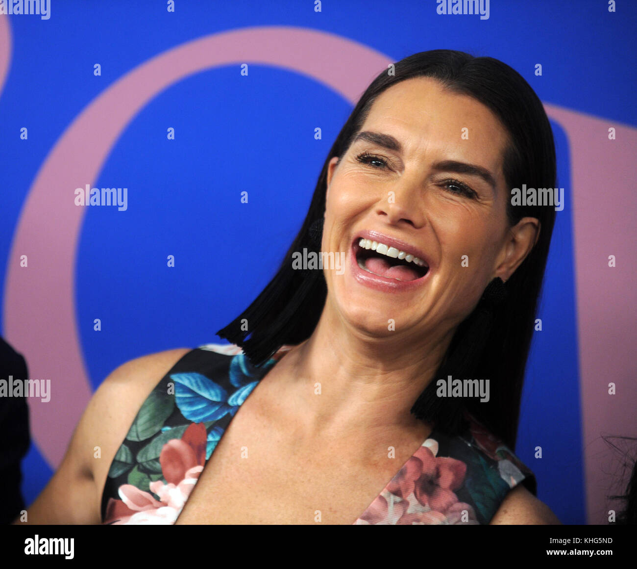 NEW YORK, NY - JUNI 05: Brooke Shields bei der Ankunft im Freien für die CFDA Awards 2017 im Hammerstein Ballroom am 5. Juni 2017 in New York City. Personen: Brooke Shields Transmission Ref: MNC1 Stockfoto