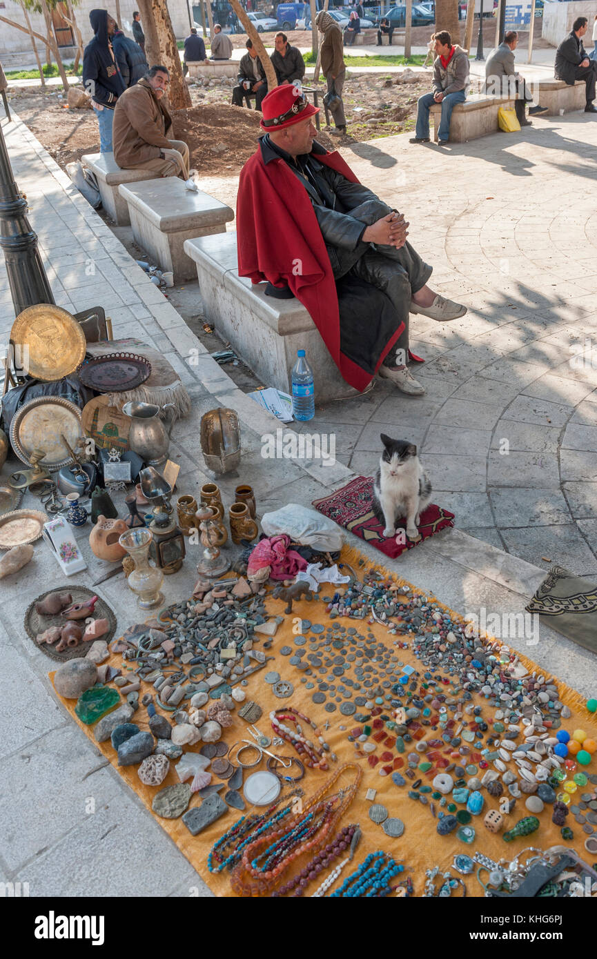 Street Market Trader mit seiner Katze, Amman, Jordanien, Naher Osten Stockfoto