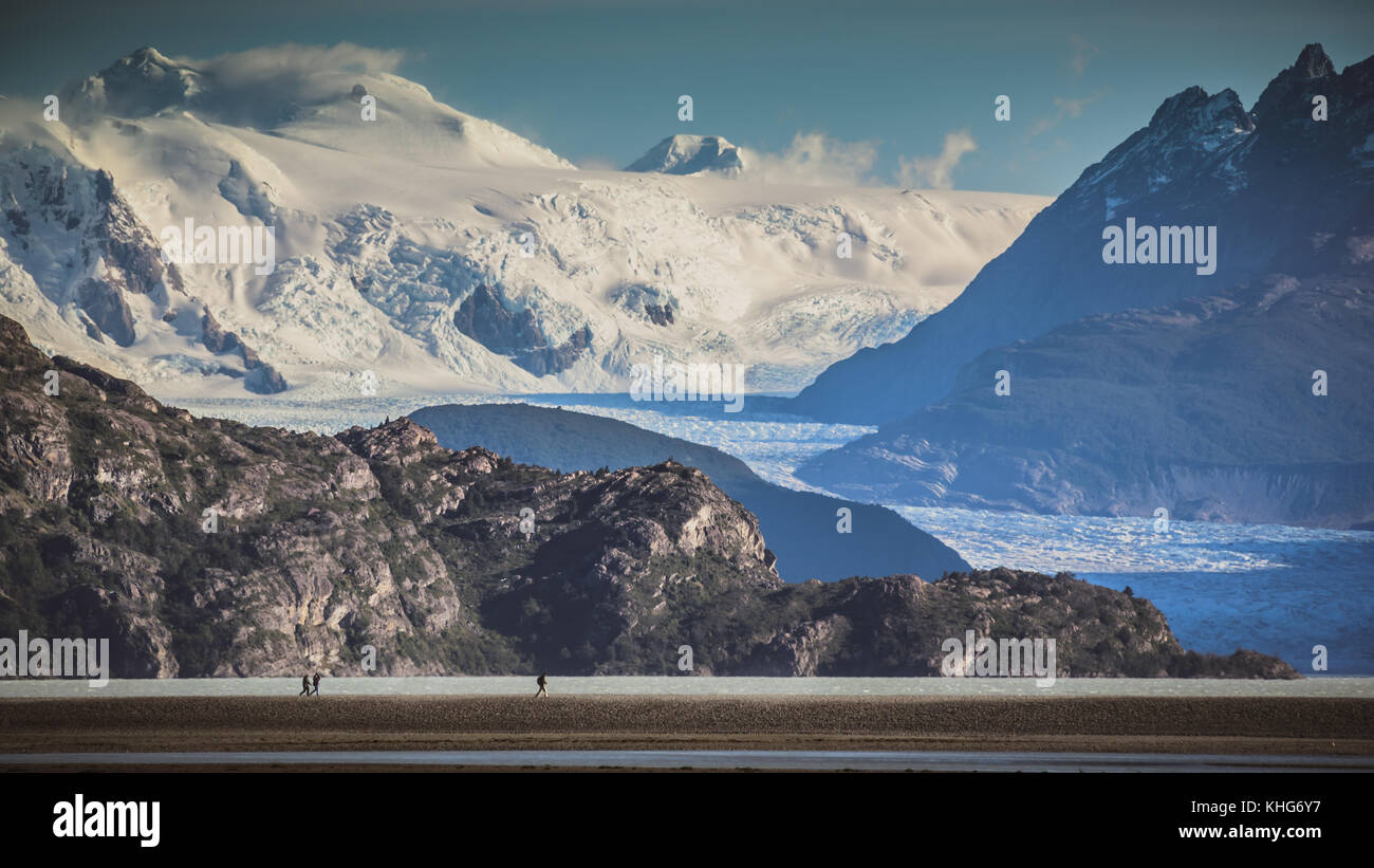 Wandern im Abstand vor der Gletscher Grau/Grau im Torres del Paine Nationalpark, Chile Stockfoto